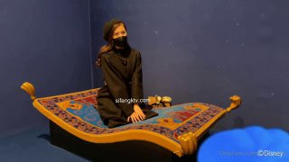 粉嫩嫩女孩舔吸大鸡巴握住玩弄