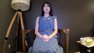 这两个小妞长的真不错让纹身小哥玩弄，露脸了掰开骚穴让小哥抠逼，大鸡巴草进去好紧啊，炮击玩弄粗道具通逼
